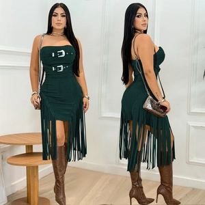 Robe moulante bustier vert foncé avec boucles métalliques et détails de longues franges