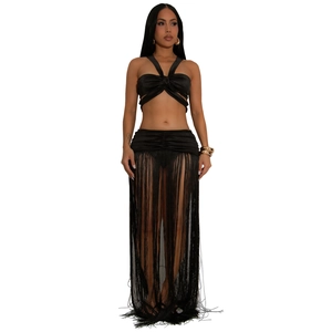 Details des eleganten schwarzen Zweiteilers mit Neckholder-Top und langem Fransenrock