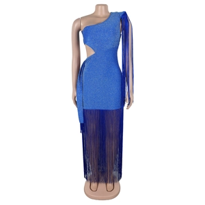 Détail de robe asymétrique bleu roi avec paillettes scintillantes et longues franges