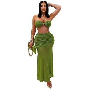 Détail de la robe en tulle vert olive avec hanches froncées et ourlet semi-transparent