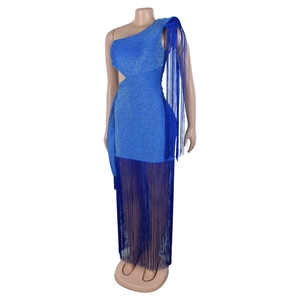 Détail de la robe bleu vif à une épaule, tissu scintillant et longues franges