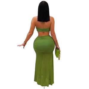 Détail d'un ensemble vert en maille avec dos froncé et jupe longue moulante