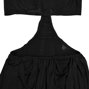 Detailansicht des schwarzen Mesh-Kleides mit transparentem Stoff und Ausschnitt