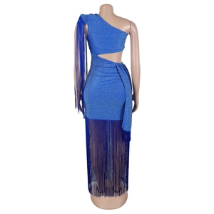 Détails de la robe asymétrique à paillettes bleues avec de longues franges et découpe latérale