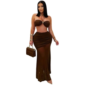 Détail du tissu en maille plissée sur cet ensemble robe longue marron deux pièces sexy