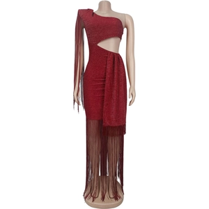 Détail d'une robe bordeaux à une épaule avec découpe à la taille et longues franges