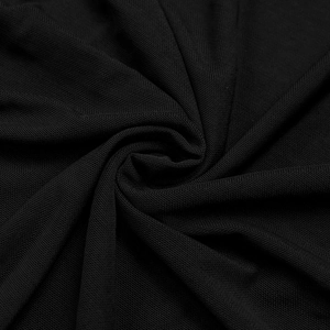 Makroaufnahme von atmungsaktivem schwarzem Netzstoff mit feiner Textur und weichem Faltenfall