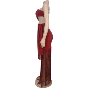Ensemble rouge deux pièces avec haut bandeau et jupe à franges en tissu brillant