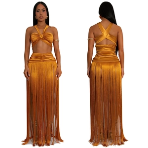 Detailansicht von bronzefarbenem Satin-Neckholder-Top und langem Fransenrock-Set