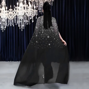 Robe élégante en tulle noir avec strass scintillants et longue cape transparente au dos