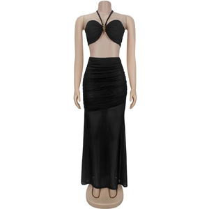 Vue détaillée de la jupe taille haute plissée élégante avec tissu noir semi-transparent