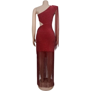 Vue arrière d'une robe rouge pailletée avec des détails de franges et découpe à la taille