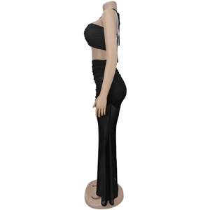 Détail d'un ensemble robe en mesh noir deux pièces avec haut licou froncé et jupe longue