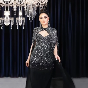 Robe moulante noire élégante avec strass argentés et design de châle cape