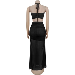 Détail du laçage au dos et du tissu en maille plissée transparente sur cette robe