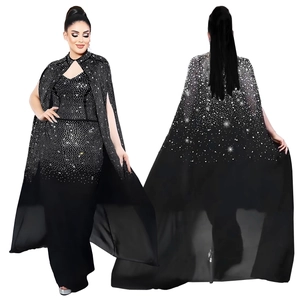 Robe de soirée noire élégante avec paillettes scintillantes et cape assortie pour fêtes