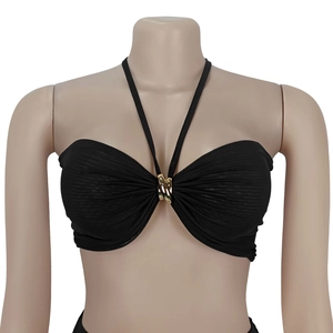 Détail d'un haut de bikini licou noir en mesh avec un anneau métallique doré au centre
