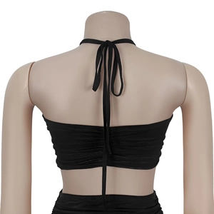 Détail du haut bandeau licou noir avec attaches réglables au dos et tissu en mesh froncé