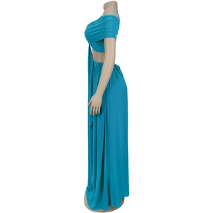 Detailansicht des pfauenblauen Mesh-Maxikleids mit Seitenausschnitt und plissiertem Stoff