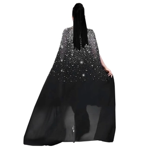 Vue détaillée du dos d'une robe châle en tulle noir avec des strass argentés brillants