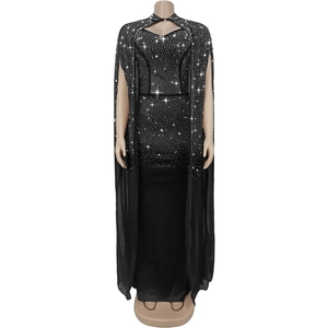 Détails des strass argentés sur la robe de soirée noire avec une longue cape