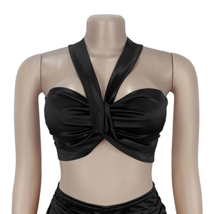 Detail eines schwarzen Satin-Halter-Oberteils mit überkreuztem Ausschnitt und Glanzeffekt