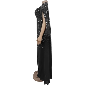 Détail de la robe de soirée noire avec des strass argentés et des manches cape