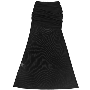 Détail d'une robe longue en maille noire moulante avec fronces et jupon en tulle pur