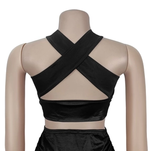 Detail des schwarzen Crop-Tops mit modischem Criss-Cross-Rücken und Satin-Oberfläche