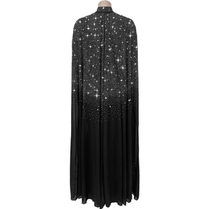 Vue détaillée d'une cape en mousseline noire avec strass argentés étincelants et drapé élégant