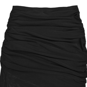 Détail de la texture en maille de tulle noire plissée et froncée sur cette robe chic