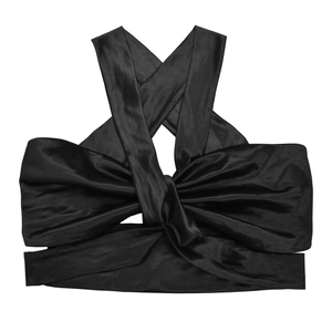 Detail eines schwarzen Neckholder-Crop-Tops mit Kreuzdesign und plissierter Textur