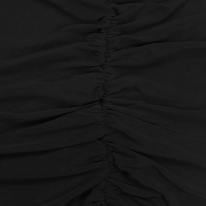 Détail macro du tissu en maille noire montrant la texture froncée de la robe bustier