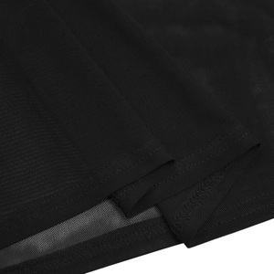 Gros plan du tissu en résille noire montrant les détails de couture et la texture voile