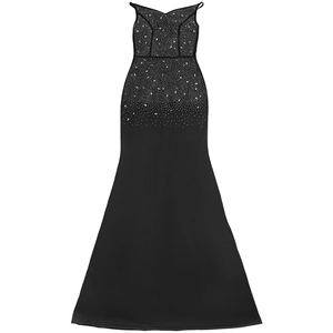 Détail de strass argentés scintillants sur une robe de soirée noire moulante à bretelles