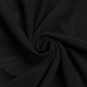 Gros plan sur le tissu en maille noire respirante avec texture nid d'abeille et plissage