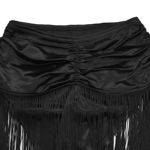 Detailansicht eines schwarzen High-Waist-Rocks mit Raffung und dichten Quastenfransen