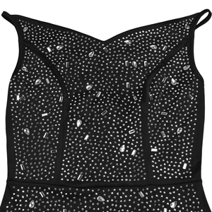 Détail du décolleté en V profond avec strass argentés sur robe noire sexy