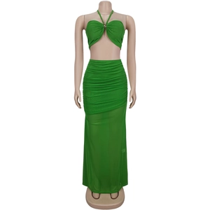 Détail d'un ensemble vert émeraude avec haut licou à boucle métallique et jupe froncée