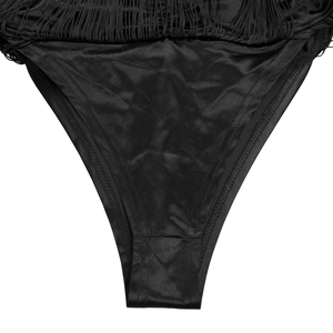 Detailansicht des glatten Satin-Bodys mit dichten schwarzen Fransenapplikationen