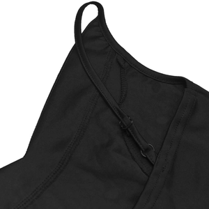 Gros plan détaillé des bretelles réglables et des coutures d'une robe noire