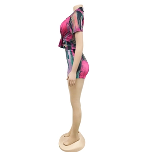 Dettaglio della stampa artistica astratta sul set donna top scollo a V e shorts
