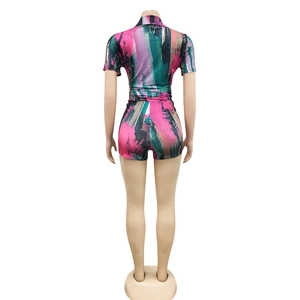 Vista posteriore del completo due pezzi da donna con stampa astratta e tessuto elasticizzato
