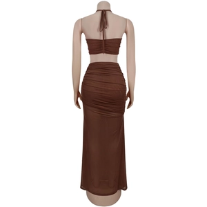 Détail de la conception froncée au dos du haut en tulle marron et jupe longue