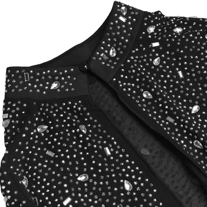 Vue détaillée d'une robe noire de luxe avec strass scintillants et ornements en cristal