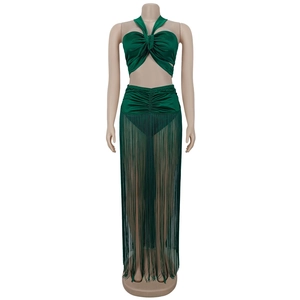 Detail von dunkelgrünem Satin-Crop-Top und High-Waist-Maxirock mit Fransenstruktur