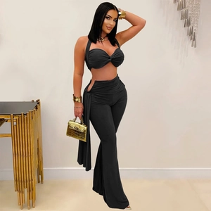 Ensemble noir pour femme avec haut licou torsadé et pantalon évasé à taille haute