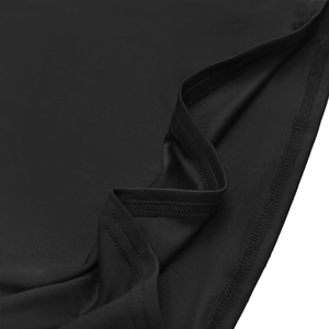 Gros plan sur la texture du tissu en polyester noir avec des coutures à double aiguille