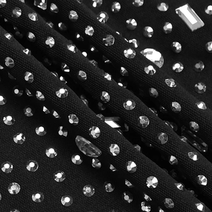 Vue détaillée du tissu extensible noir orné de strass brillants et de grands cristaux