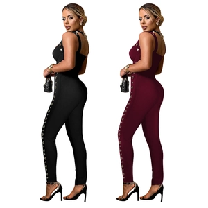 Détails de combipantalons moulants avec œillets métalliques et fines bretelles